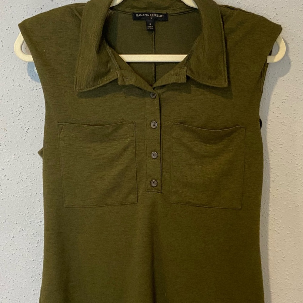 Banana Republic Green Sleeveless Button Down